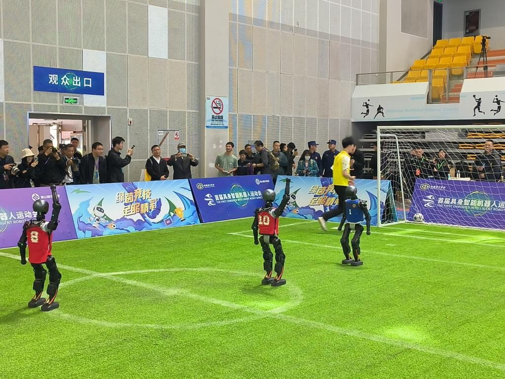 洛杉矶快船以131-116击败黄蜂，哈登55分创队史新高，成为NBA第四位得分超55分的球员，表现惊艳。